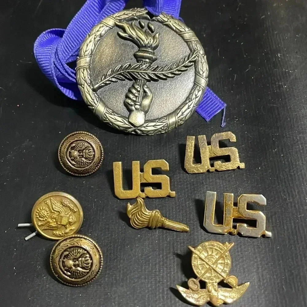 Vintage us army pins and buttons